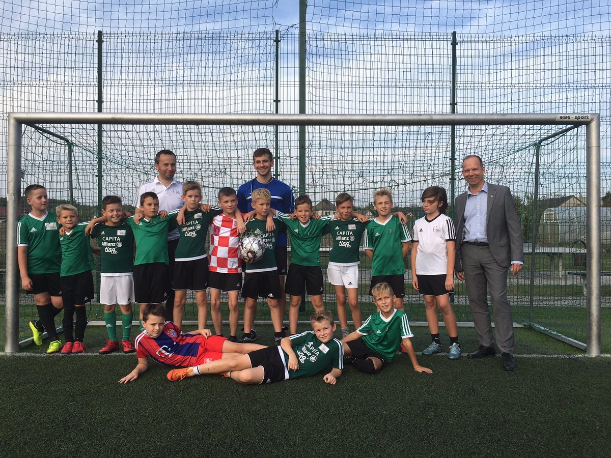 Gruppenfoto mit Heiko Hendriks und einer Jugendfußballmannschaft