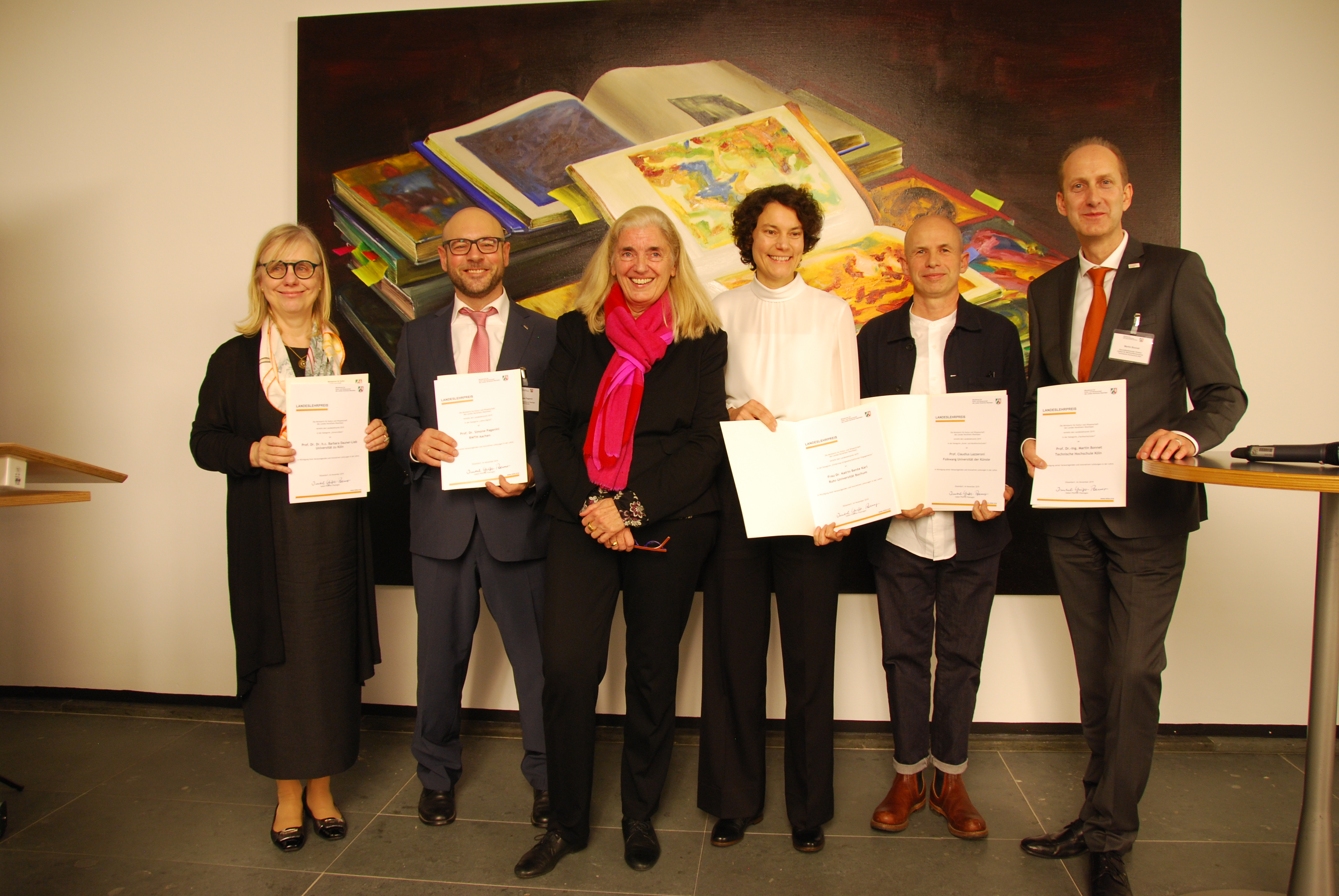 Gruppenbild der Preisträgerinnen und Preisträger mit Ministerin Isabel Pfeiffer-Poensgen