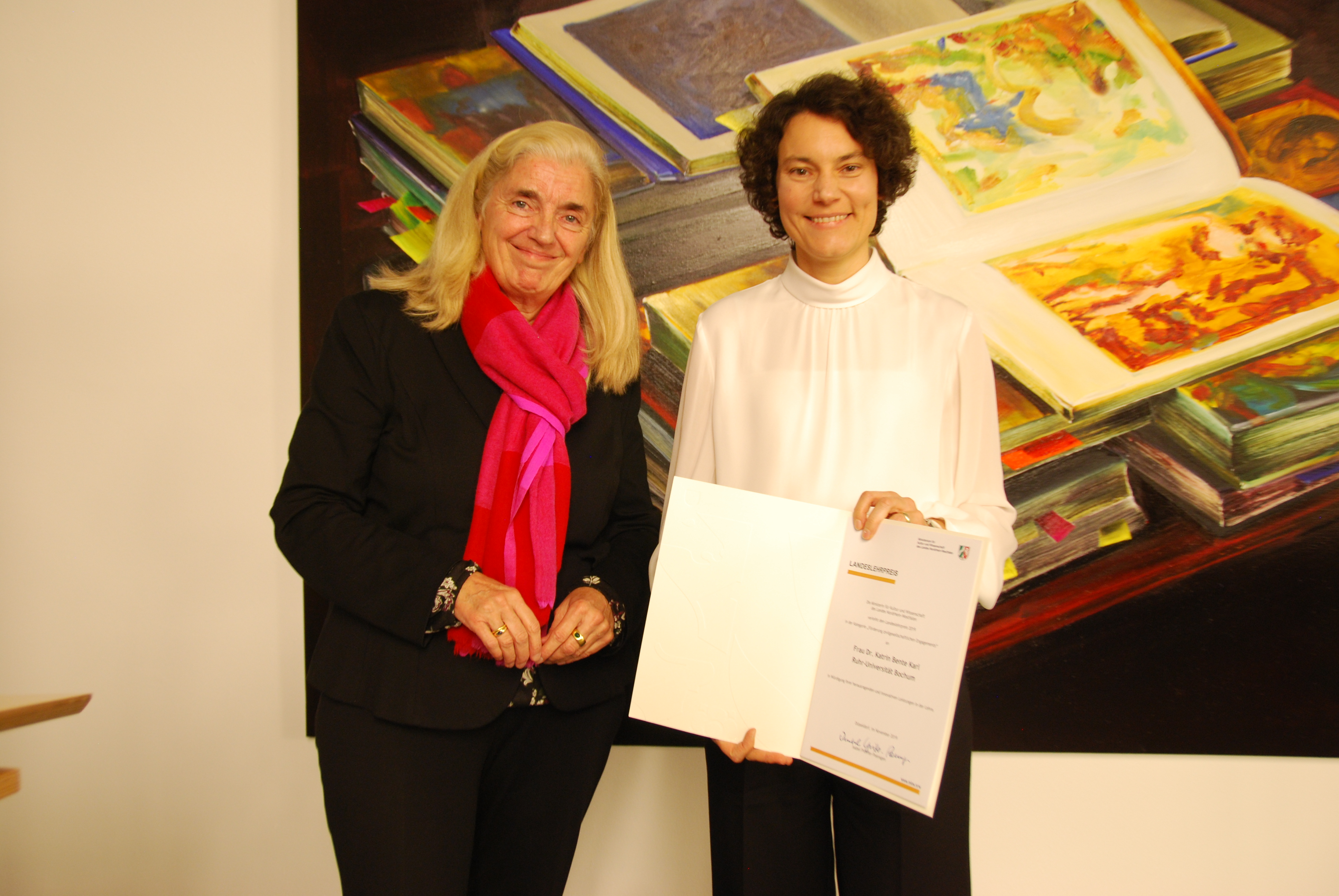 Dr. Katrin Bente Karl (Ruhr-Universität Bochum) mit Ministerin Isabel-Pfeiffer-Poensgen