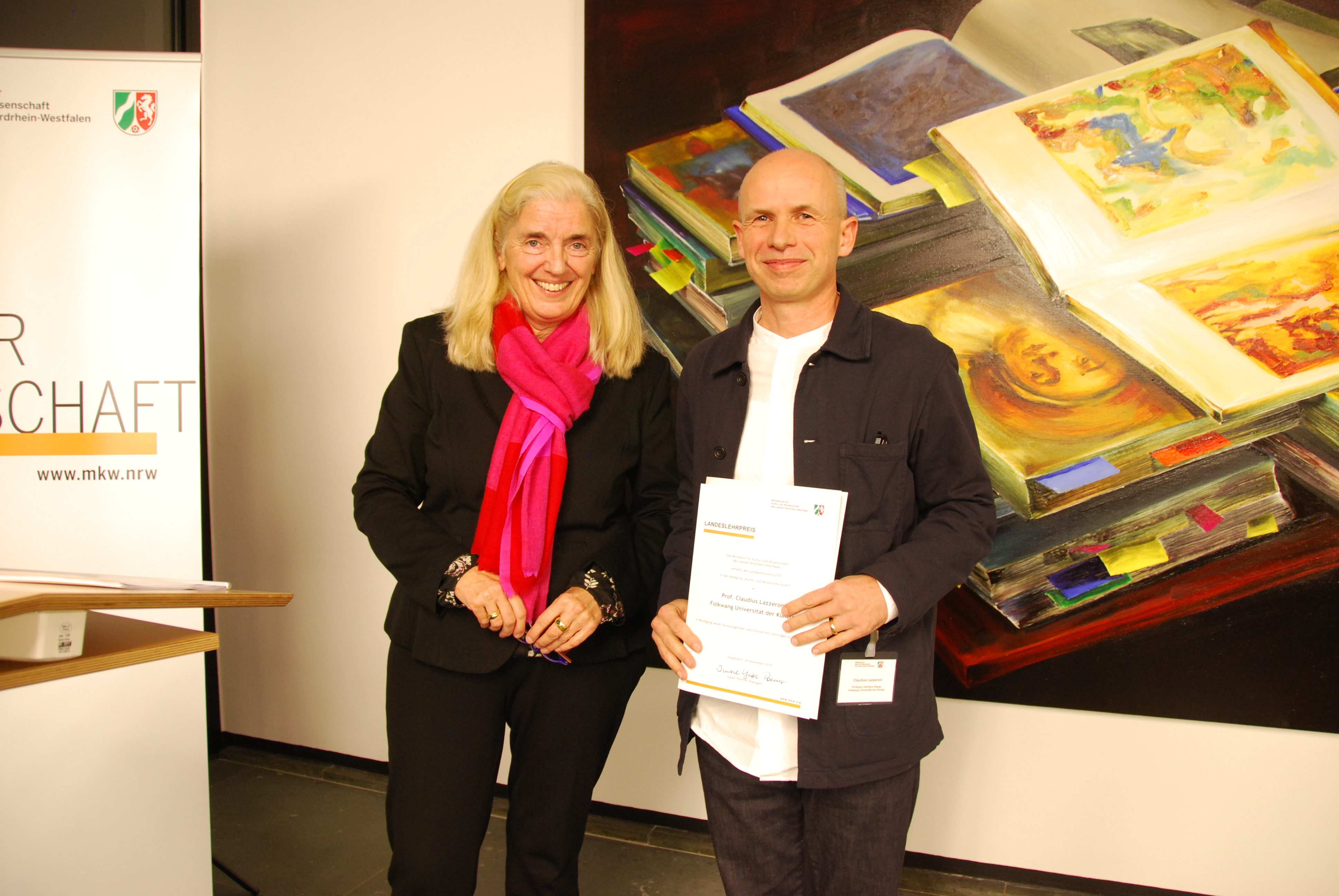 Prof. Claudius Lazzeroni (Folkwang Universität der Künste, Essen) mit Ministerin Isabel Pfeiffer-Poensgen