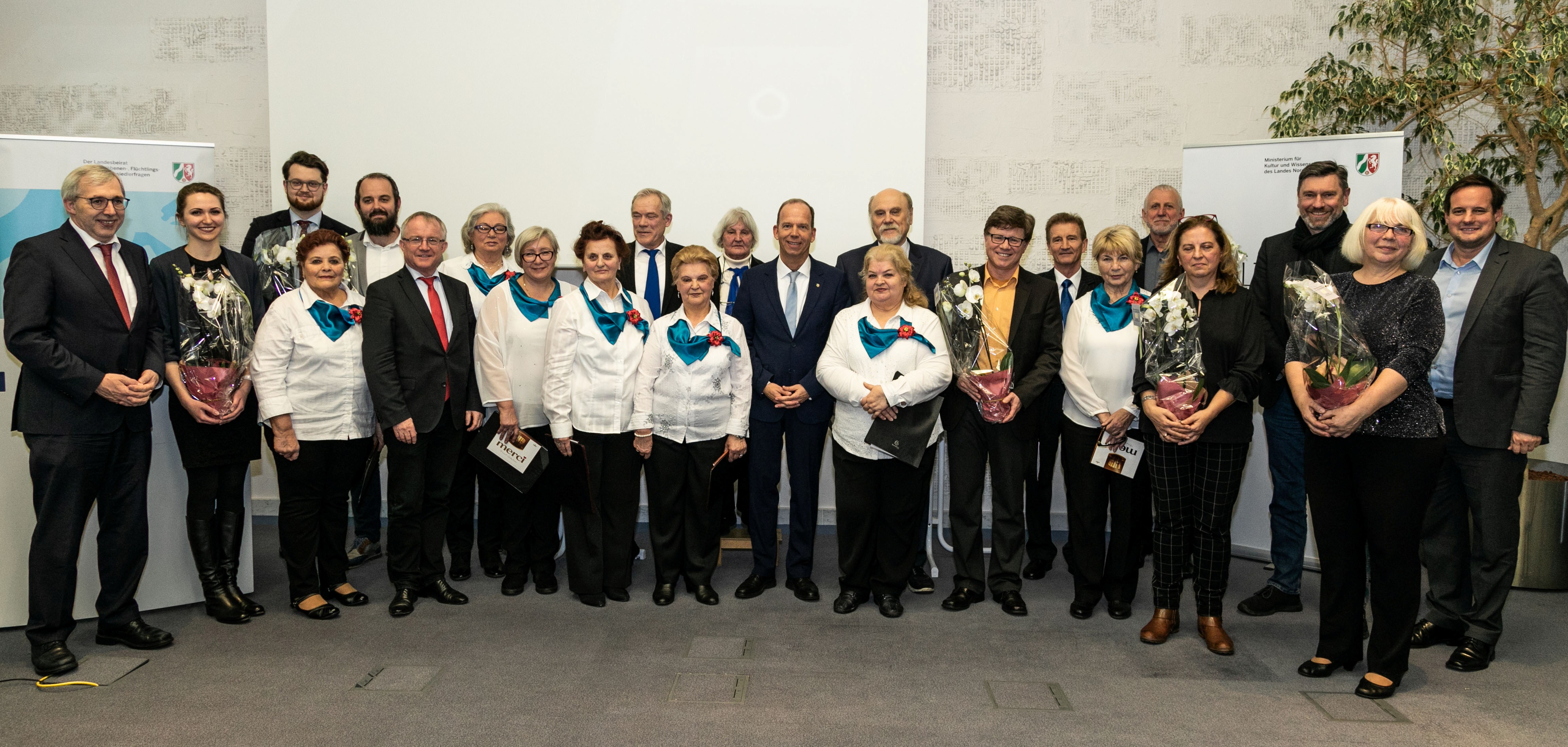 Zum Abschluss fanden sich alle Akteure zusammen mit den beiden Gastgebern, Klaus Kaiser (im Bild links) und Heiko Hendriks (Bildmitte), sowie den Landtagsabgeordneten Andres Bialas (3.v.r.) (SPD), Thorsten Schick (1.v.r.) (CDU) sowie Rüdiger Scholz (6.v.l.) (CDU) für ein gemeinsames Bild ein.