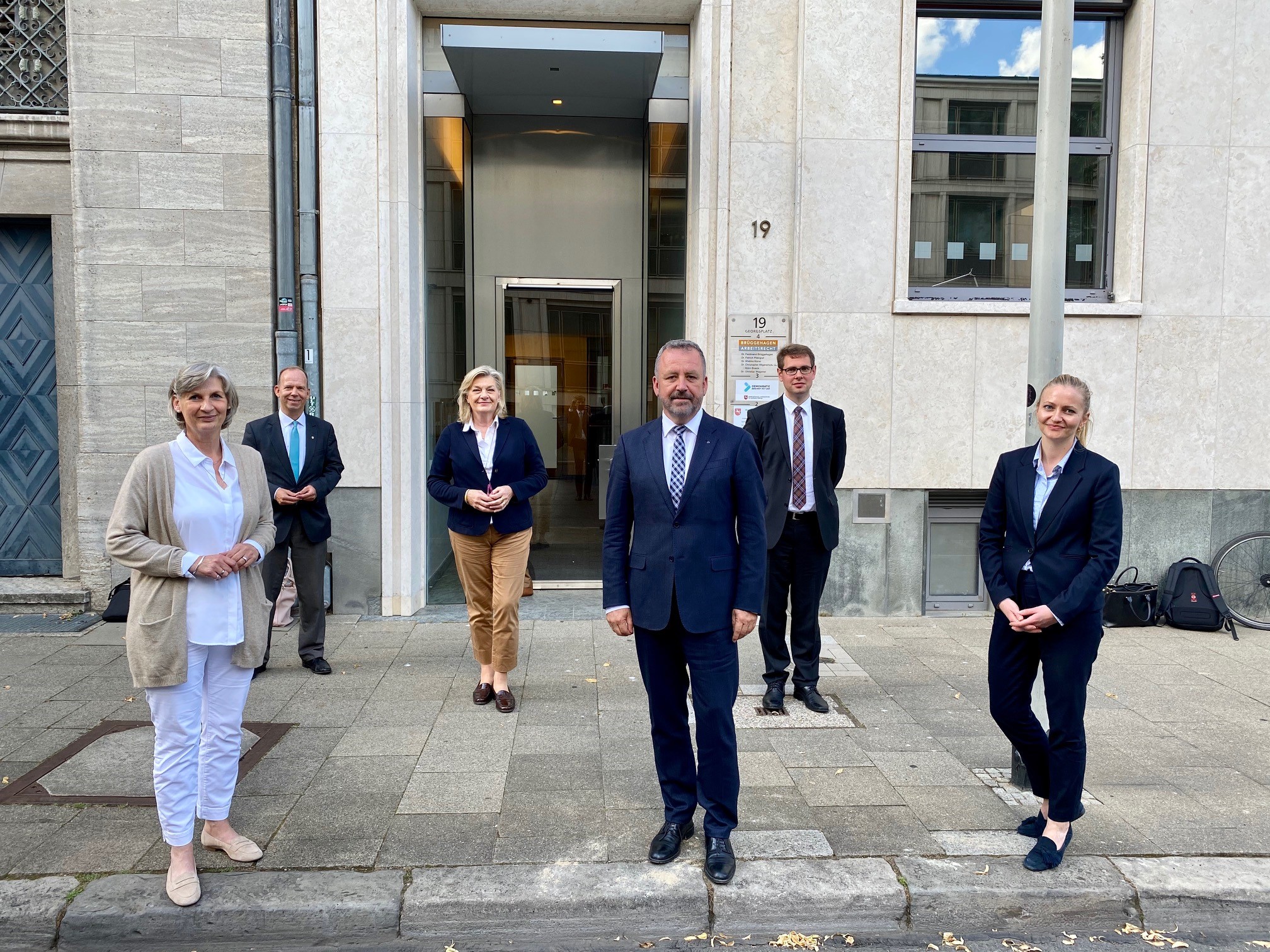 Bundesbeauftragter Fabritius (Mitte) mit seinen Länderkollegen und –kolleginnen, u.a. Heiko Hendriks aus NRW (2. v. links), Foto: BMI