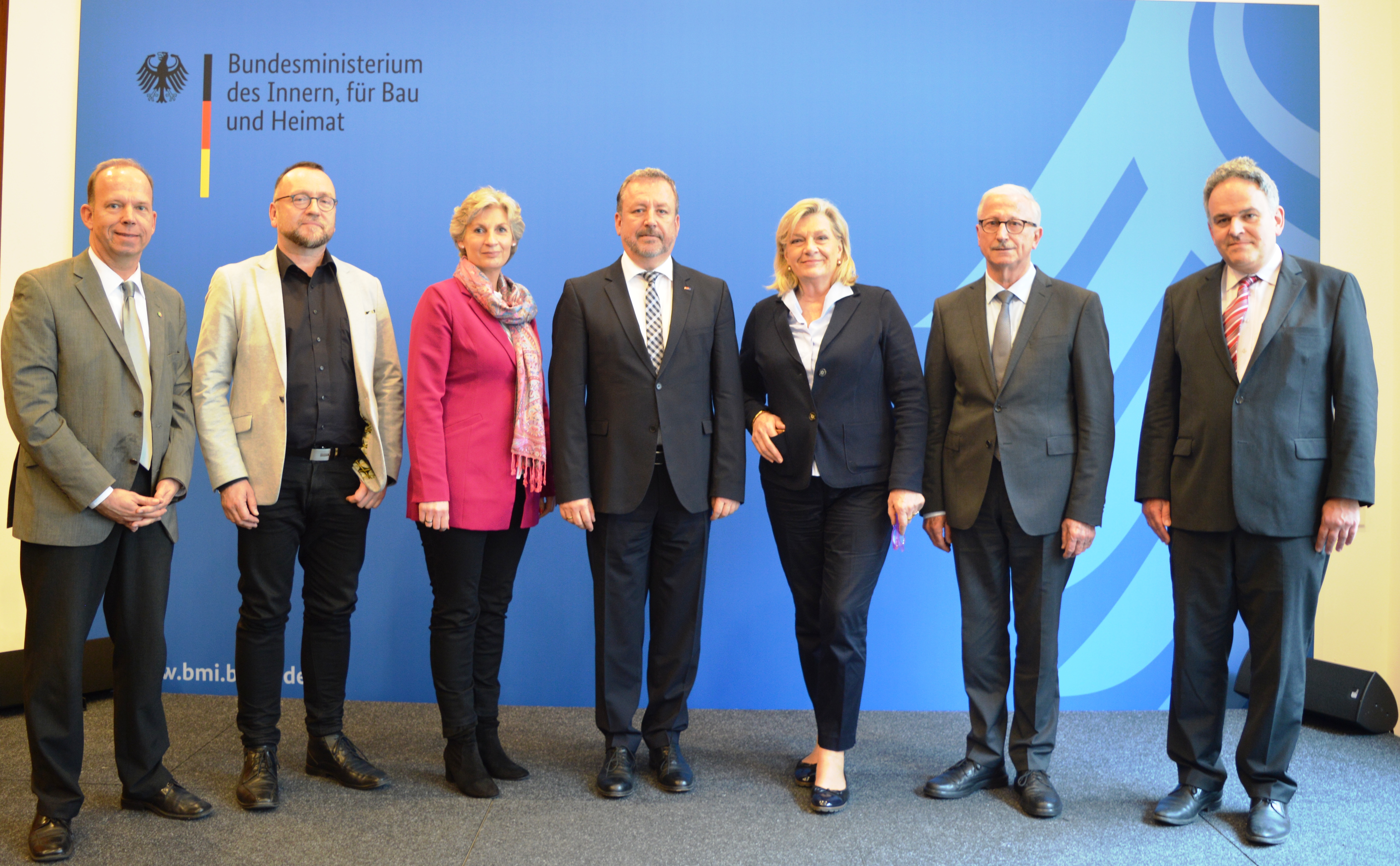 Gruppenfoto Konferenz der Aussiedlerbeauftragten des Bundes und der Länder, (v l.n.r): Heiko Hendriks (LB NRW), Dr. Jens Baumann (LB Sachsen), Editha Westmann MdL (LB Niedersachsen), Bundesaussiedlerbeauftragter Prof. Bernd Fabritius, Margarete Ziegler-Raschdorf (LB Hessen), Herbert Hellstern  (Büro LB Dr. Thomas Strobl, Baden-Württemberg), Dr. Matthias Lill (Büro LB Sylvia Stiersdorfer MdL, Bayern).