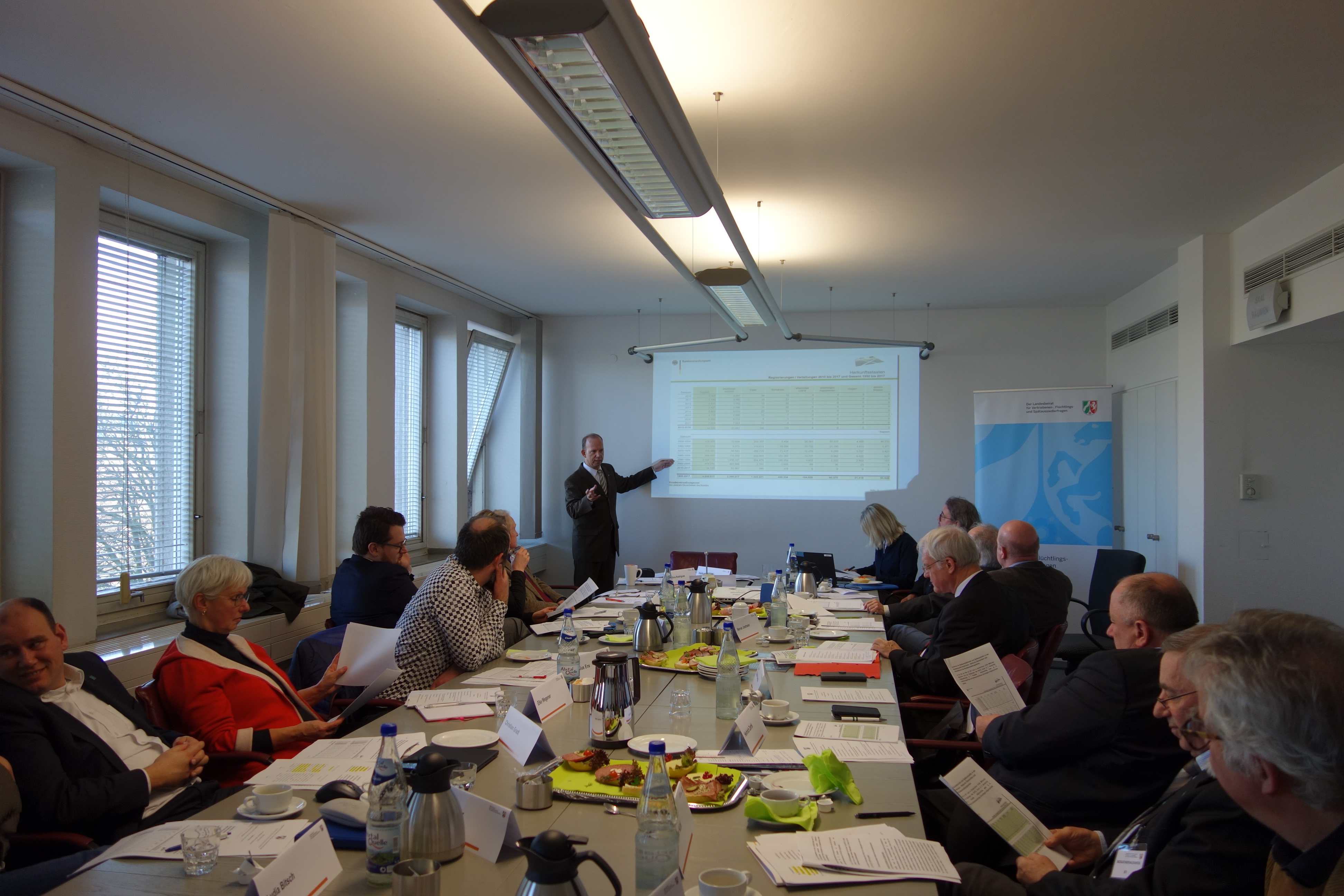 Menschen sitzen an einem Tisch im Konferenzraum