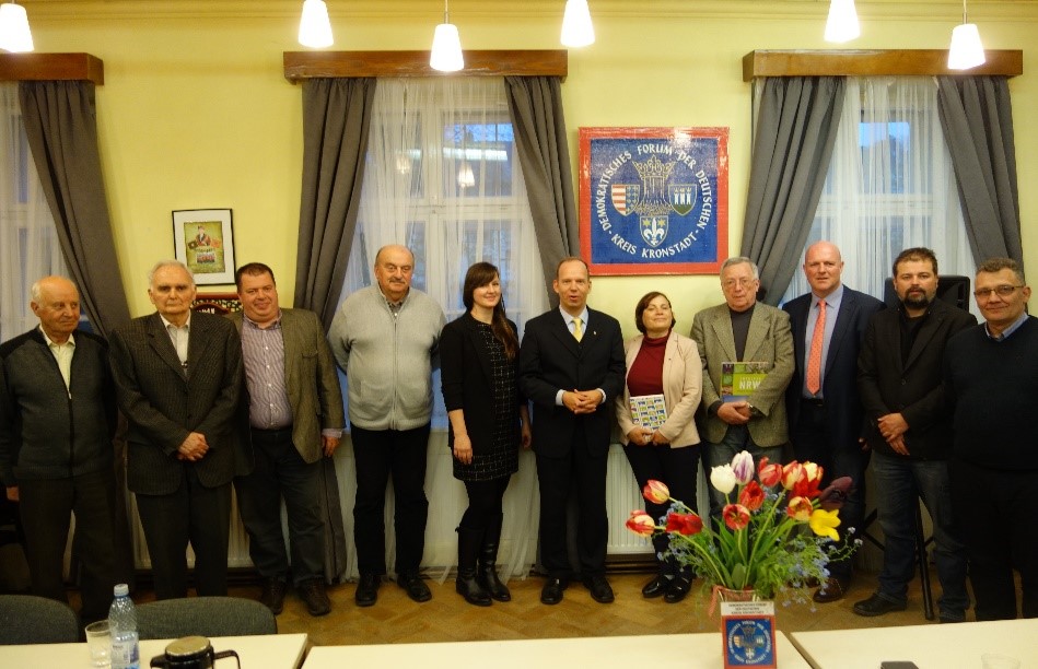 Vertreter des Demokratischen Forums der Deutschen in Kronstadt mit Heiko Hendriks (6.v.r.) und Rainer Lehni ((3.v.r.) sowie Caroline Fernolend, Kreisvorsitzende des Kronstädter Forums (5.v.r.) und Thomas Sindilariu, Vorsitzender des Ortsforums Kronstadt (2.v.r.)