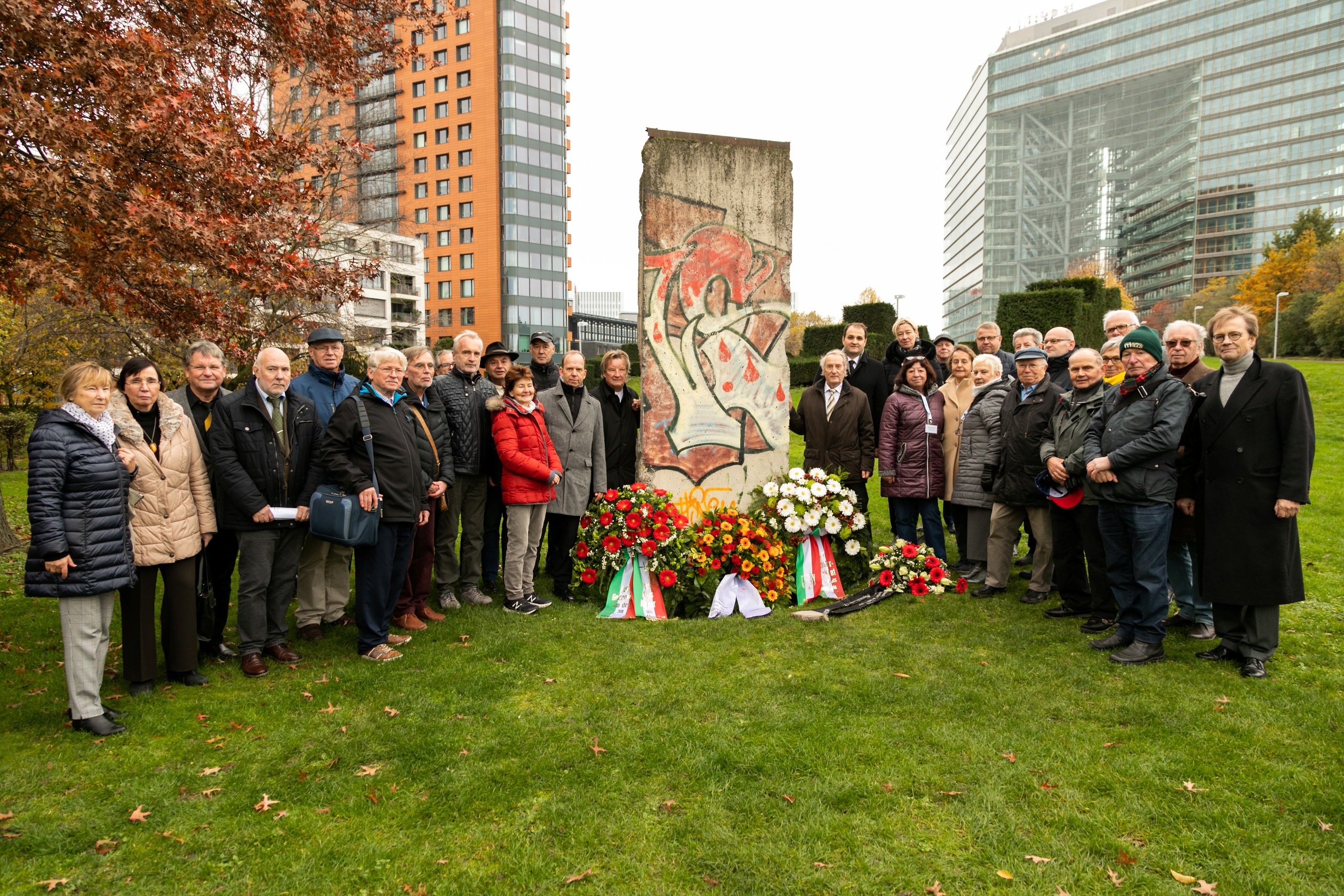 Gruppenfoto zu den Feierlichkeiten zu 30 Jahren Mauerfall in Düsseldorf.