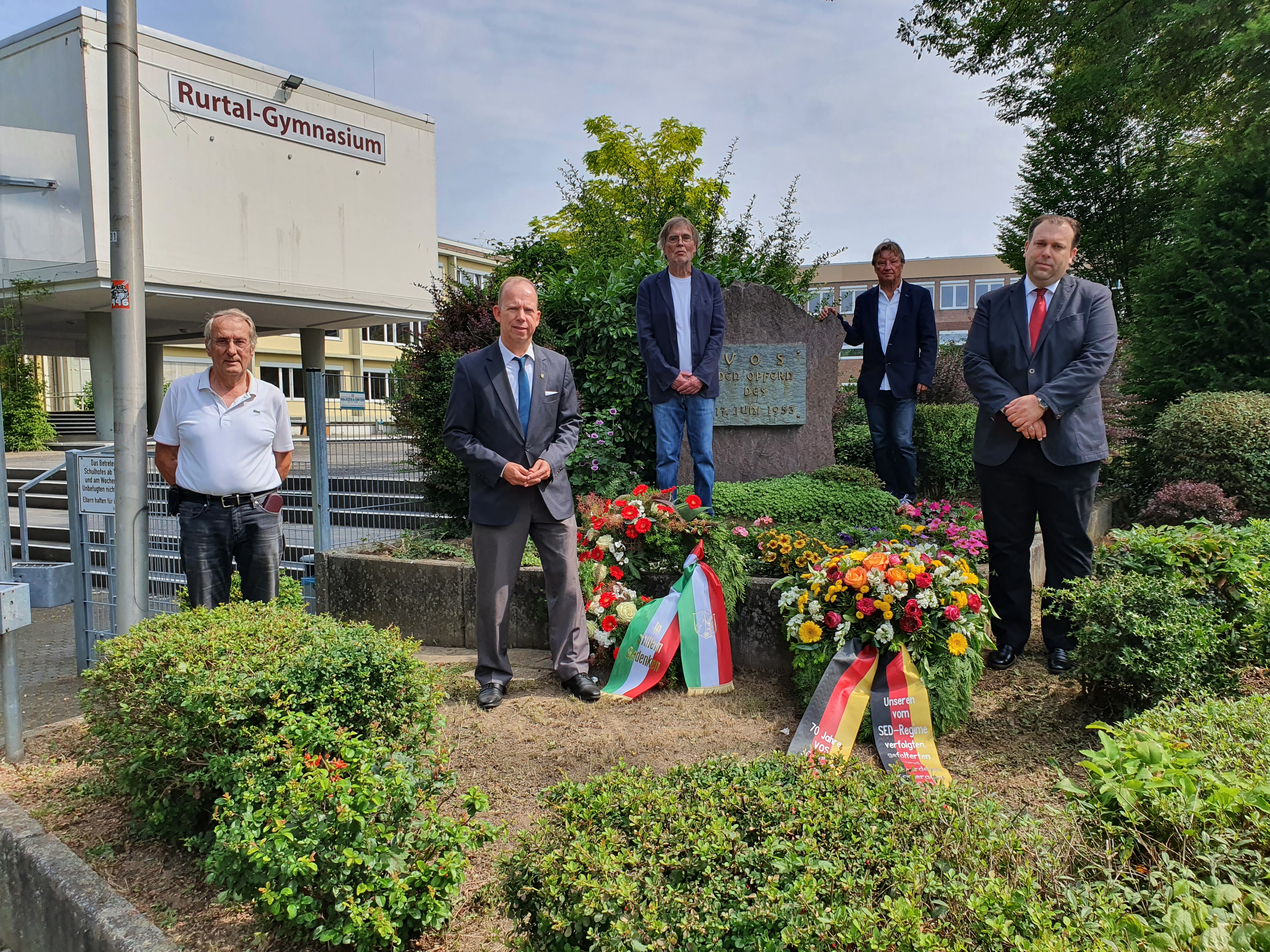 5 Herren am Gedenkstein für die Opfer des 17. Juni 1953