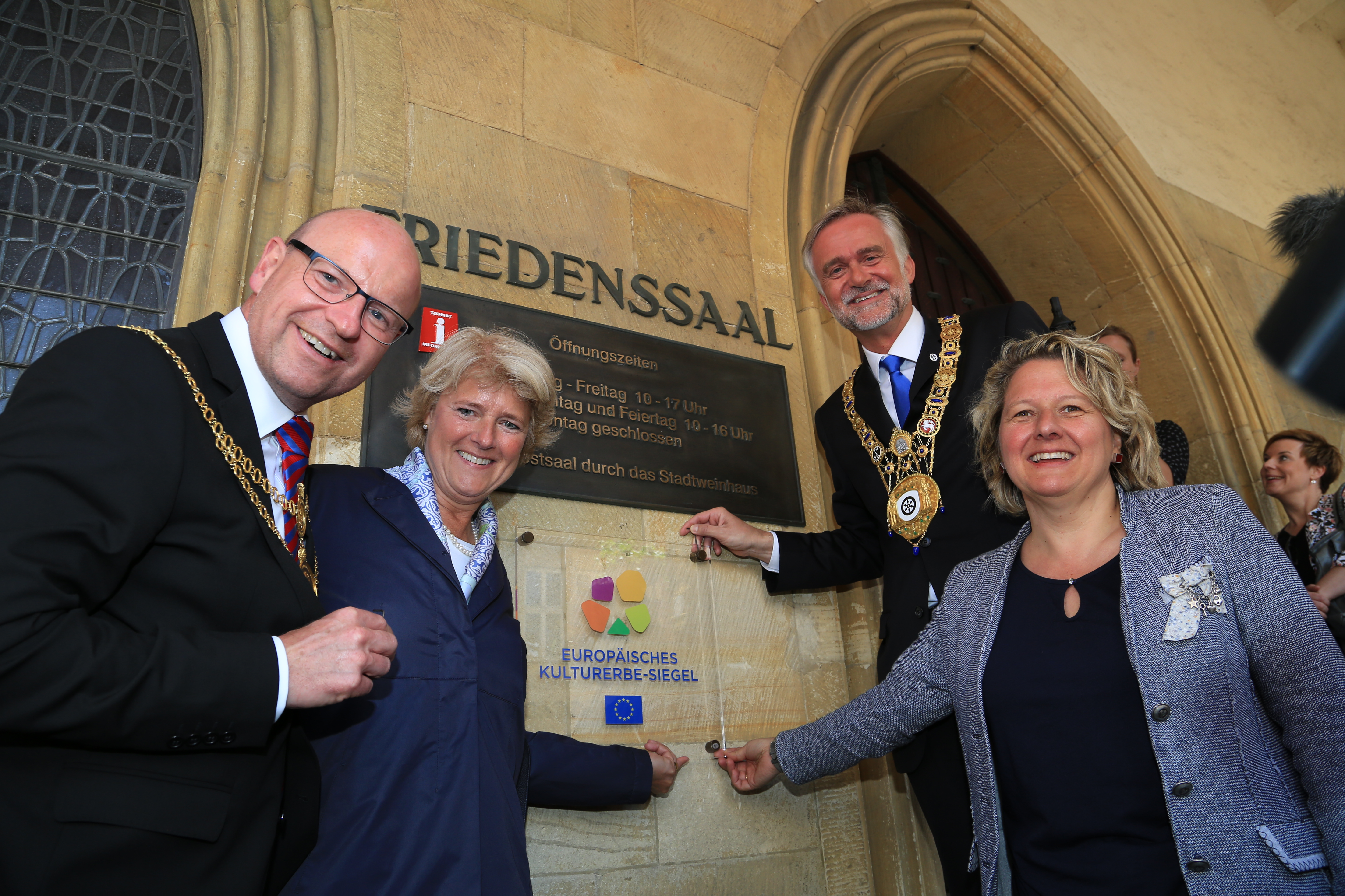 Anbringung des EKS-Schildes am Eingang des Rathauses zu Münster