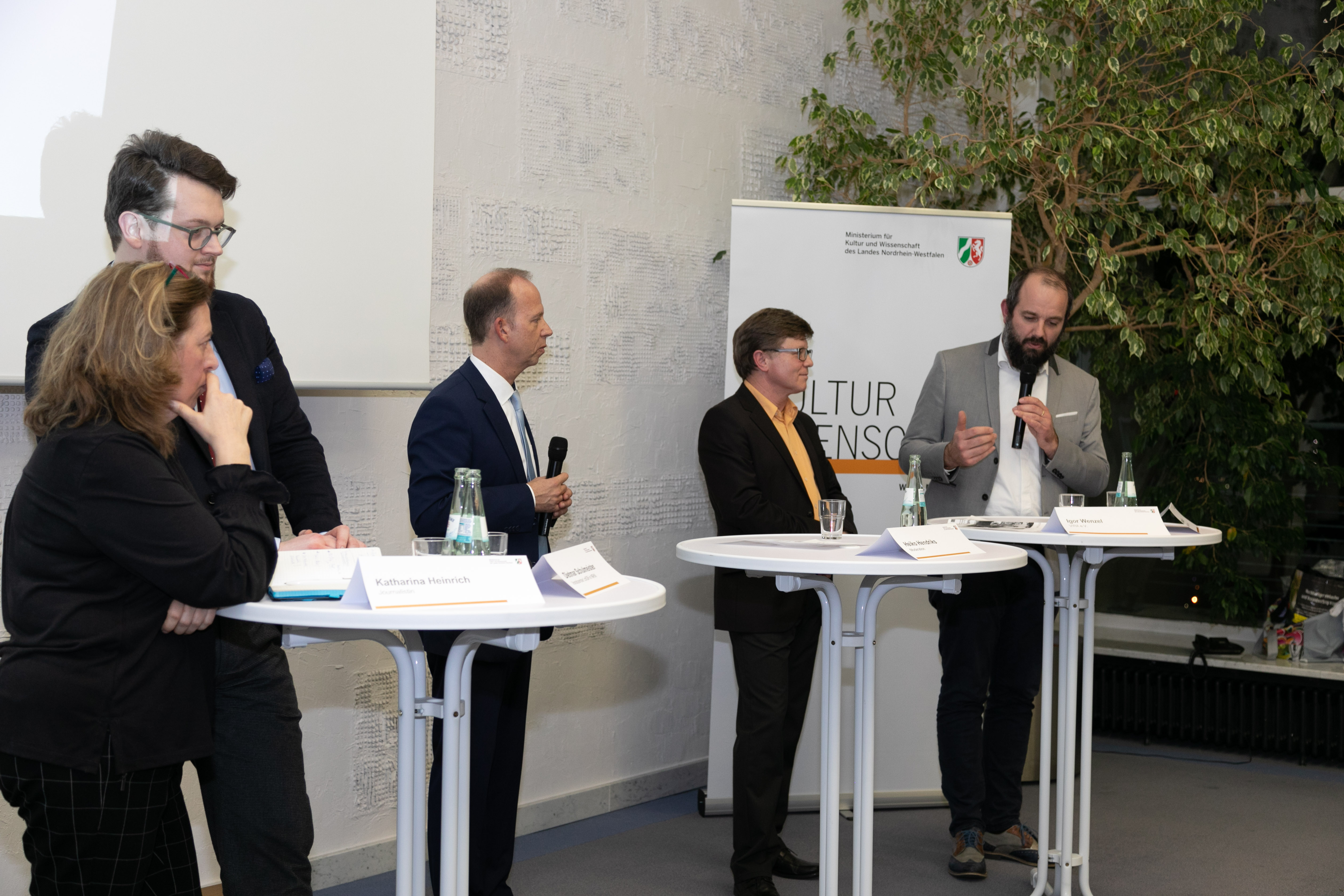 Podiumsdiskussion mit Kornelius Ens, Leiter des Museums für russlanddeutsche Kulturgeschichte (rechts im Bild), Katharina Heinrich, Osteuropahistorikerin und freie Journalistin (links) sowie Dietmar Schulmeister, Vorsitzender der Landsmannschaft der Deutschen aus Russland NRW e.V. (2.v.l.) und Igor Wenzel (2.v.r) vom Verein zur Integration russlanddeutscher Aussiedler (VIRA) e.V., Moderation von Heiko Hendriks (Bildmitte).