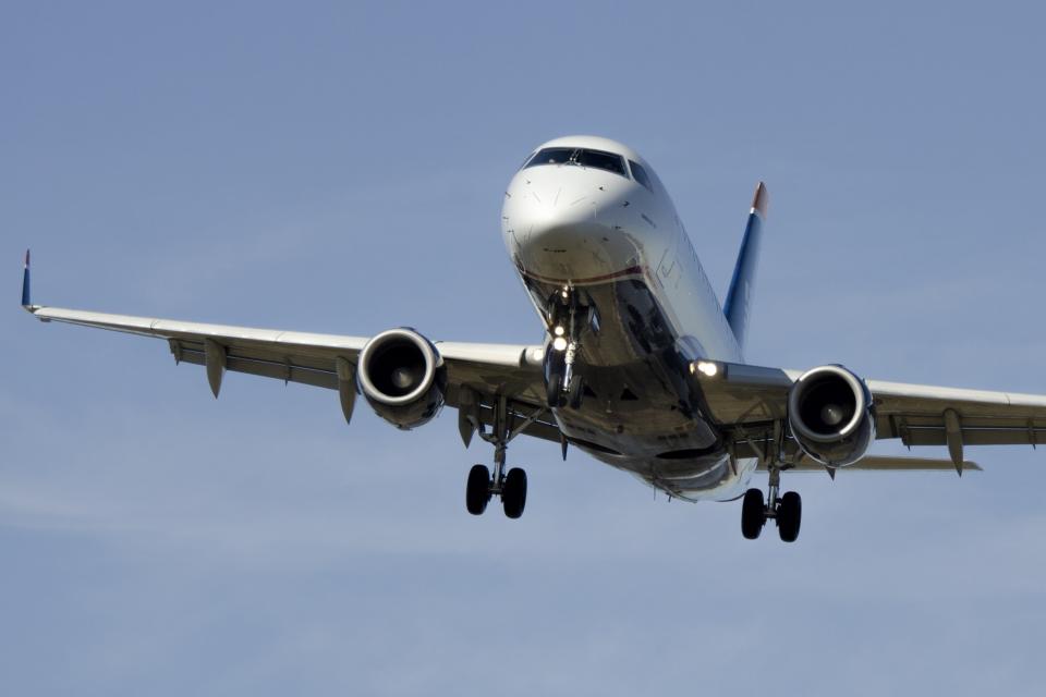 Ein Flugzeug im Landeanflug