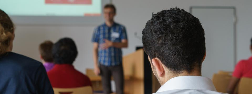 Ein Seminar, vorne spricht ein junger Mann