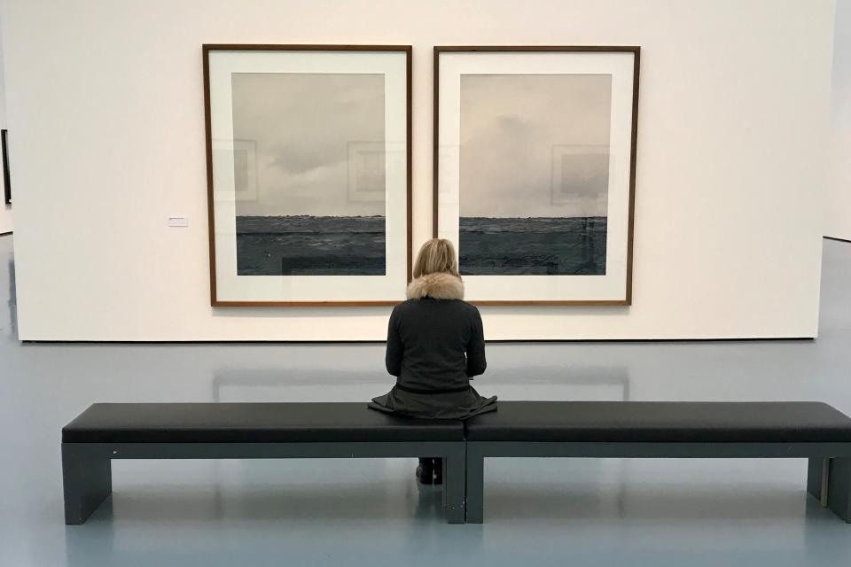 Besucherin in der Ausstellung Axel Hütte. Night and Day im Kunstpalast, Düsseldorf.