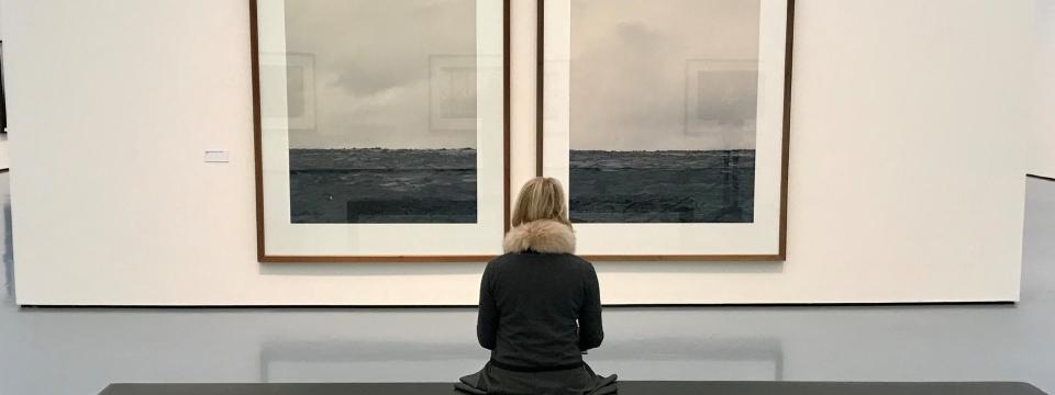 Besucherin in der Ausstellung Axel Hütte. Night and Day im Kunstpalast, Düsseldorf.