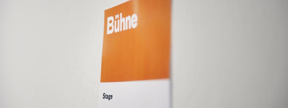 Ein Schild mit der Aufschrift "Bühne"