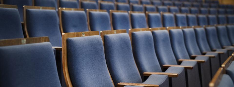 Sitzreihen in einem Theater