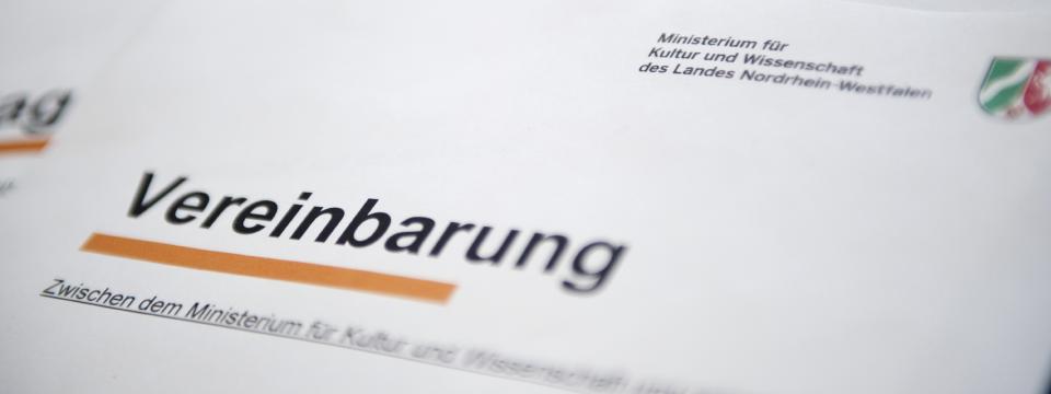 Auf einem Papier steht "Vereinbarung"