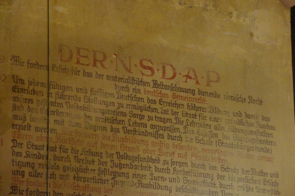 Foto der Wandinschrift in der Dokumentationsstätte