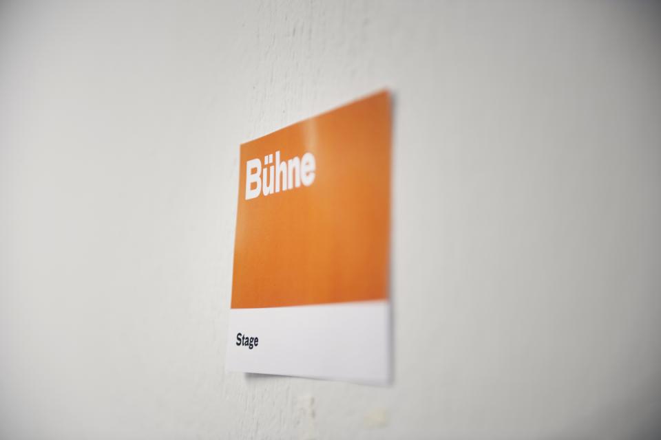 Ein Schild mit der Aufschrift "Bühne"