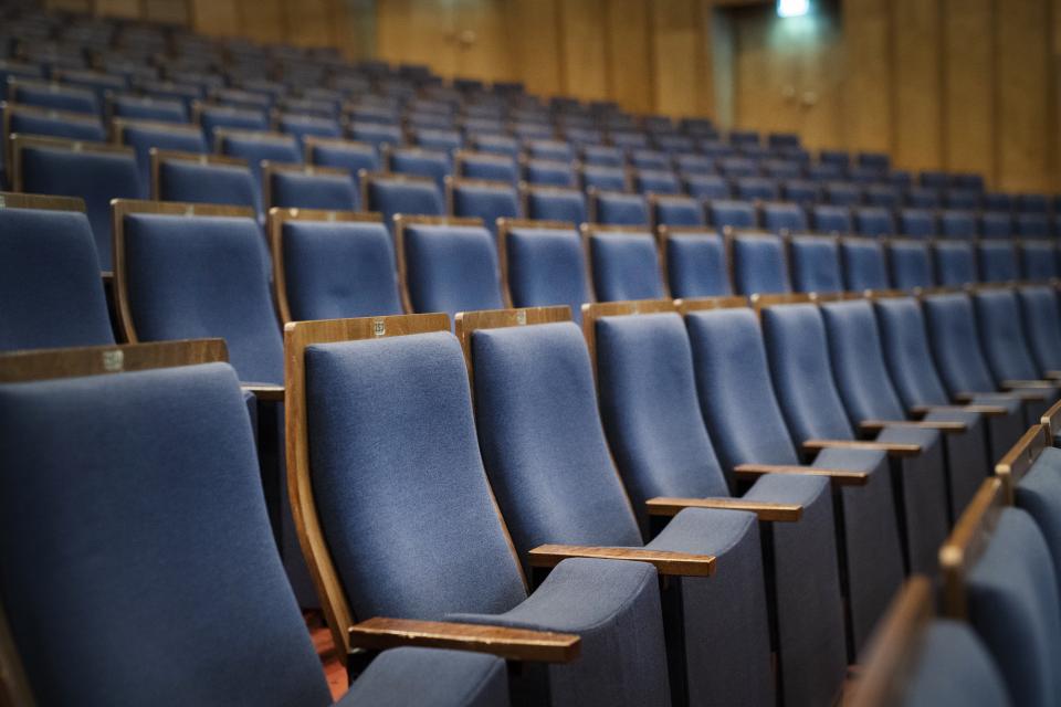 Sitzreihen in einem Theater