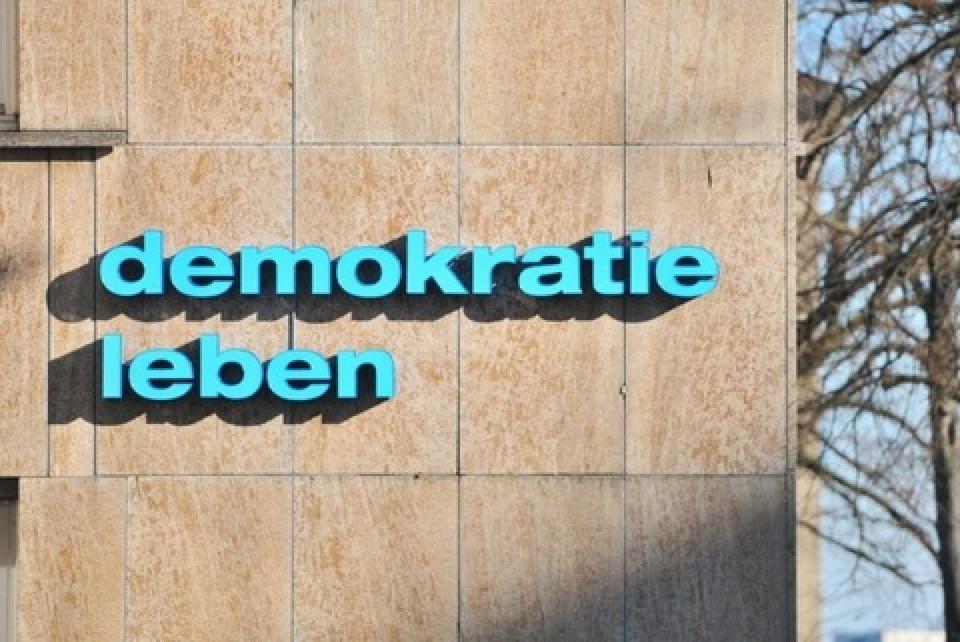 Schriftzug "demokratie leben" am Gebäude der Landeszentrale für politische Bildung