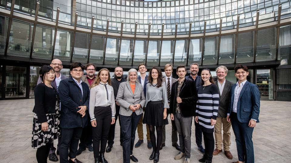 Gruppenfoto mit Ministerin Isabel Pfeiffer-Poensgen