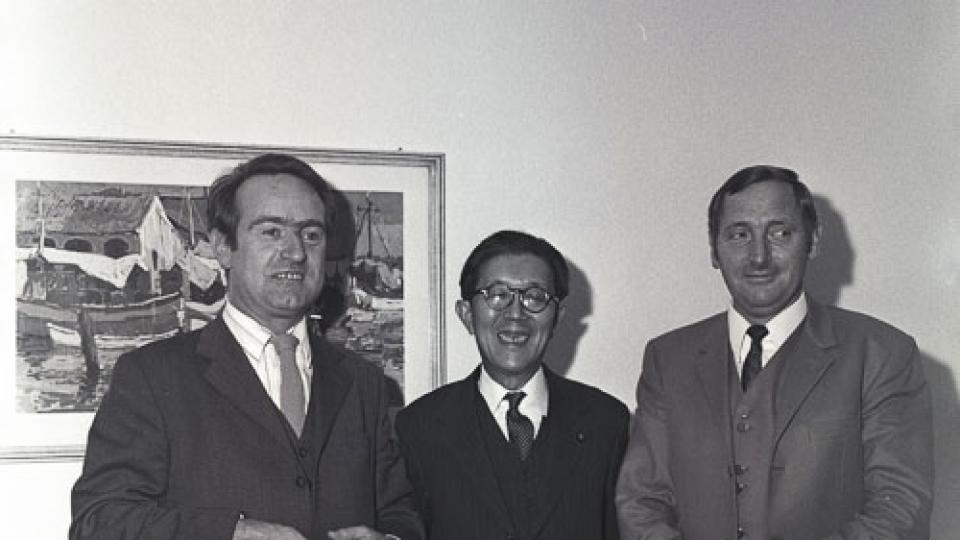 Schwarz-Weiß-Foto: Nebeneinander von Links nach Rechts: Wissenschaftsminister Johannes Rau, der japanische Kultusminister Sakato und Staatssekretär Dr. Herbert Schnoor