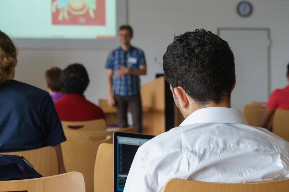 Ein Seminar, vorne spricht ein junger Mann