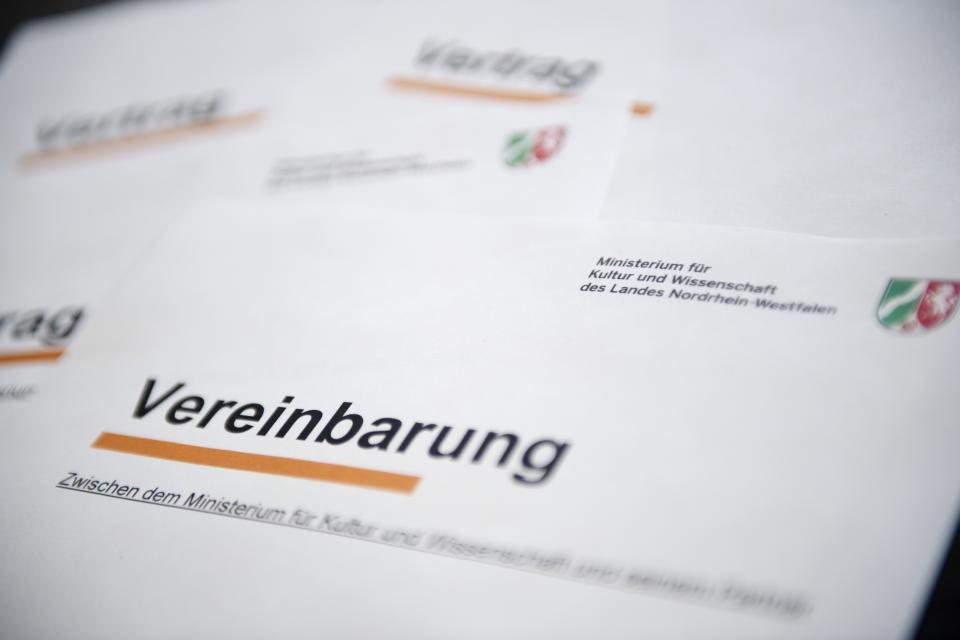 Auf einem Papier steht "Vereinbarung"