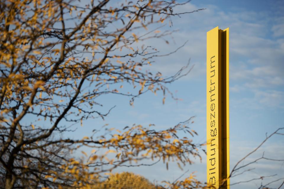 Gelber Balken mit der Aufschrift "Bildungszentrum