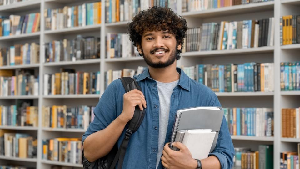 Student in der Bibliothek