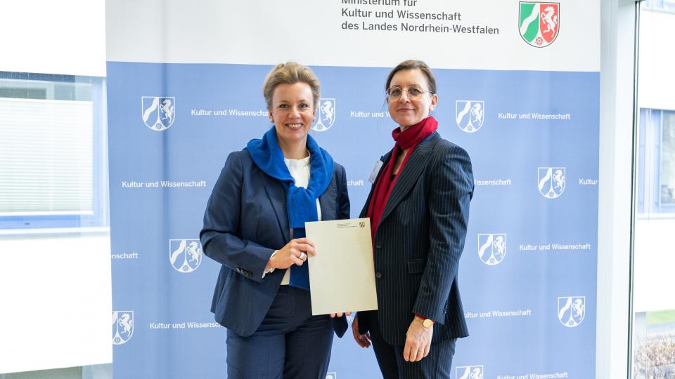 Prof. Ana Dimke mit Ministerin Ina Brandes