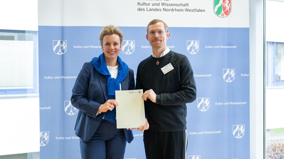 Ben J. Riepe mit Ministerin Ina Brandes