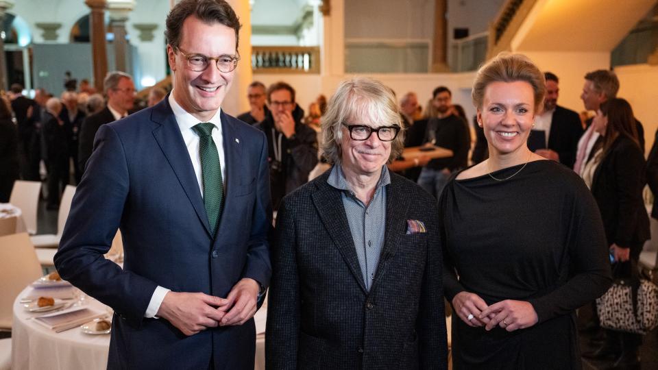 Helge Schneider mit NRW-Ministerpräsident Hendrik Wüst und Ministerin Ina Brandes