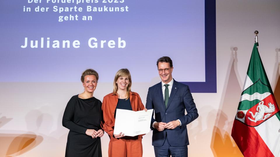 Juliane Greb mit Urkunde