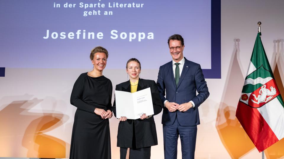 Josefine Soppa mit Urkunde