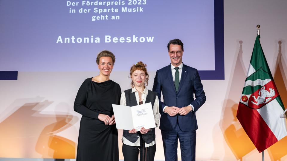 Antonia Beeskow mit Urkunde