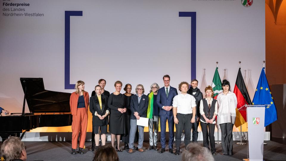 Gruppenbild Kunstpreis mit Jury und Preisträger*innen